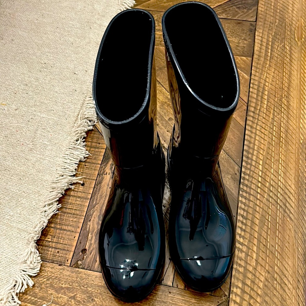 Ugg like new tall rain boots.